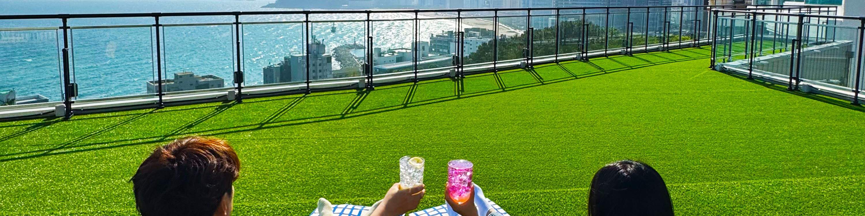 Cafe On The Hillのオープンルーフトップから、海雲台（ヘウンデ）の美しいオーシャンビューをお楽しみください。